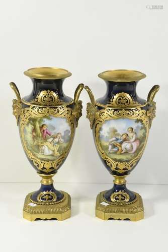 Paire de vases en porcelaine de Sèvres de forme fu…