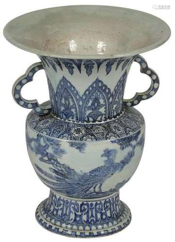 IMPORTANT VASE en porcelaine de Chine bleu et blan…