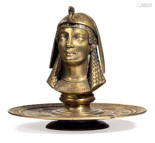 ENCRIER ÉGYPTOMANIAQUE en bronze doré à décor d'un…