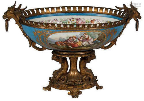 IMPORTANTE COUPE en porcelaine de Sèvres à décor d…