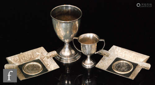 A pair of Peruvian ashtrays with each with central one Sol within Inca style borders, with two small