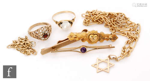 A small parcel lot of assorted jewellery to include a 9ct tie slide, chain, brooches two rings