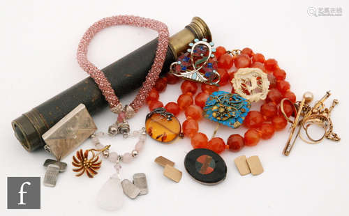 A parcel lot of assorted gold and costume jewellery to include cufflinks, earrings, broken chain,