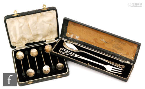 A cased hallmarked silver Art Deco pickle fork and conforming spoon, Sheffield 1937, with a cased