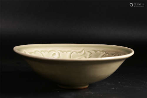 A CHINESE DELADON BOWL CARVED WITH FLOWER, MING DYNASTY