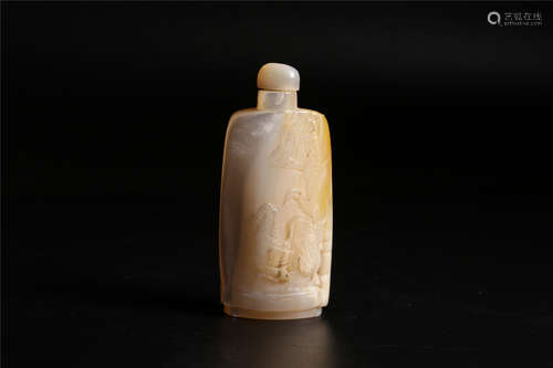 A CHINESE GIANT CLAM SHRELL SNUFF BOTTLE, QING DYNASTY