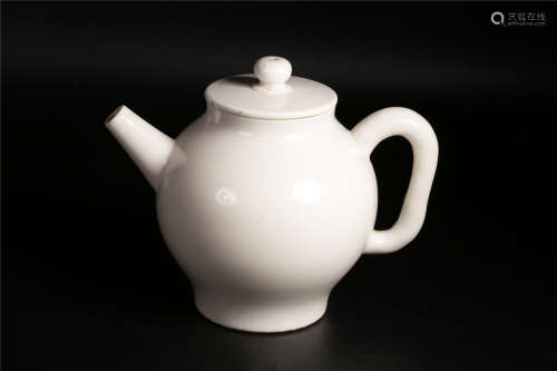 A CHINESE BLANC DE CHINE TEA POT, LATE MING DYNASTY