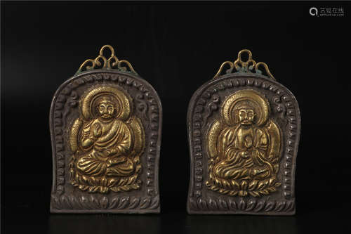 A PAIR OF CHINESE SILVER GILT BUDDHA PENDANTS, LIAO DYNASTY