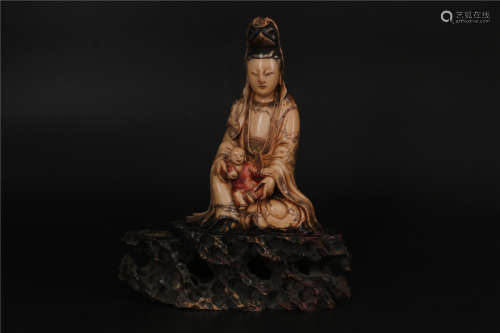 A FINE AND RARE CHINESE SOAPSTONE FIGURE OF GUANYIN HOLDING BABY, QING DYNASTY