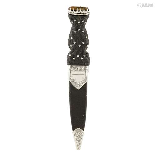 INVERNESS - A SCOTTISH PROVINCIAL SGIAN DUBH FERGUSON AND MACBEAN signed to blade FERGUSON & MACBEAN