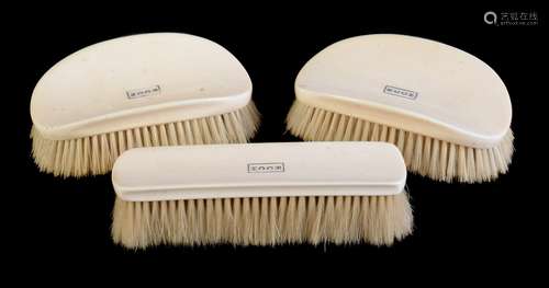 ϒ A gentleman's ivory dressing table brush set