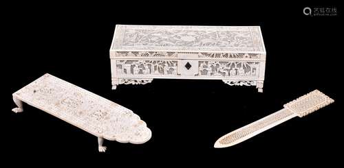 ϒ A Cantonese ivory pierced casket and cover