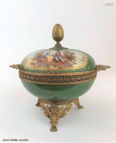 Porcelain box of 19 century