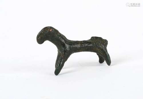 Statuette en bronze représentant un petit cheval. …