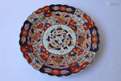 Imari. Plat rond à bord polylobé en porcelaine à d…