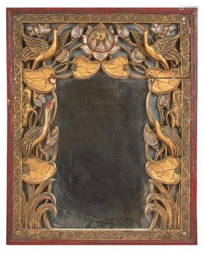 Miroir rectangulaire en bois doré à décors d'échas…