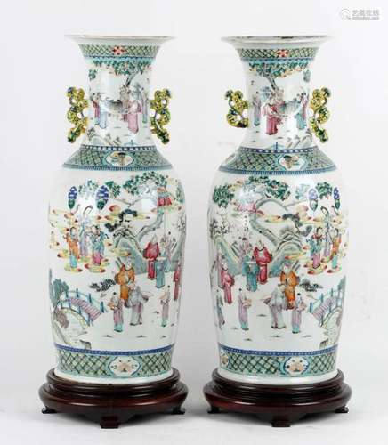 Chine. Grande paire de vases de forme balustre à f…