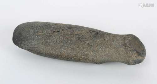 Très grande hache en granit en forme d'idole styli…