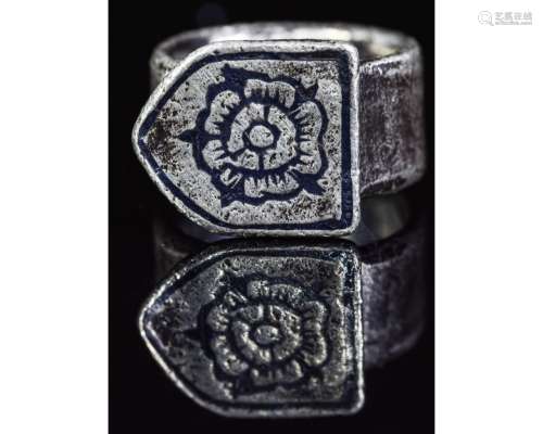 17th C FALCONRY RING BEARING THE CREST OF 