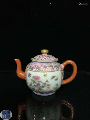 A QIANLONG MARK FAMILLE ROSE TEAPOT WITH GILT GOLD LID