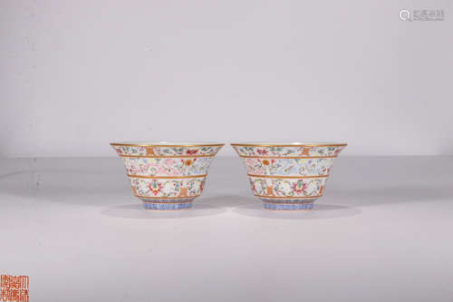 A JIAQING MARK FAMILLE ROSE BOWLS OUTLINE IN GOLD