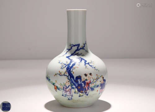 A QIANLONG MARK BLUE & WHITE FAMILLE ROSE VASE