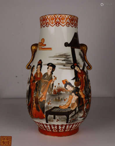 A QIANLONG MARK FAMILLE ROSE EAR VASE WITH GOLD HANDLES