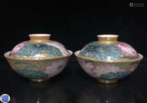 PAIR OF QIANLONG MARK FAMILLE ROSE BOWLS WITH COVERS OF LOTUS PAINTED