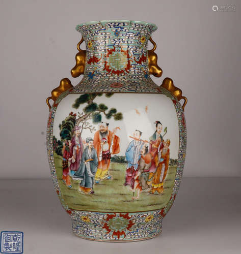 A QIANLONG FAMILLE ROSE EAR VASE WITH GOLD HANDLES