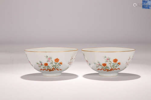 PAIR OF QIANLONG MARK FAMILLE ROSE BOWLS WITH FLOWER PATTERNS