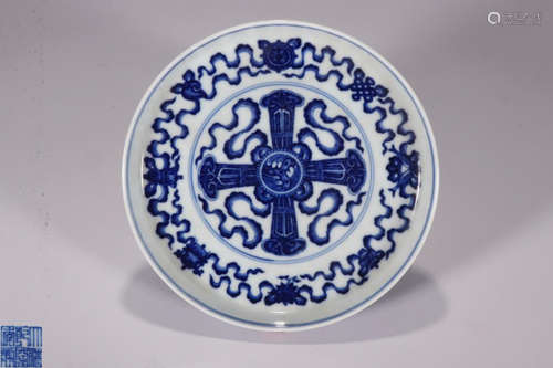 A QIANLONG MARK BLUE AND WHITE PORCELAIN PLATE