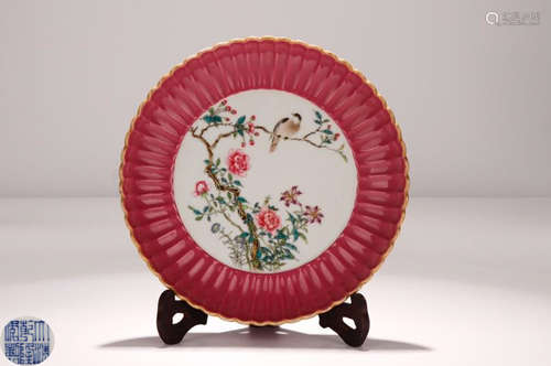 A QIANLONG MARK FAMILLE ROSE PLATE WITH OUTLINE IN GOLD