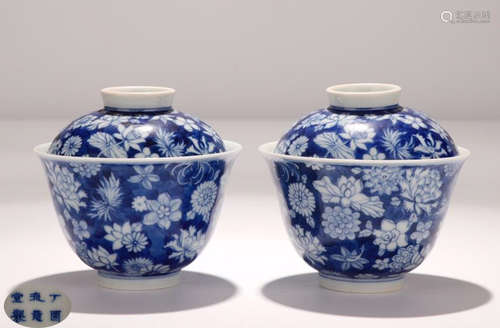 A PAIR OF BLUE & WHITE BOWLS