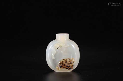 AMBER SNUFF BOTTLE WITH TOAD CARVING