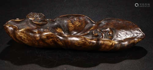 A CHENXIANG WOOD LOTUS SHAPED  FROG CARVED BRUSH LICK