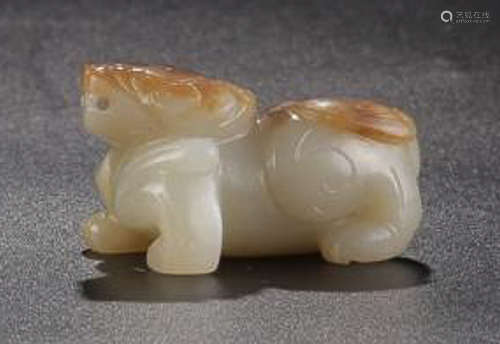 A HETIAN JADE BEAST SHAPED ORNAMENT