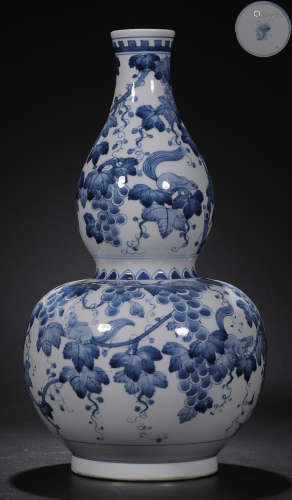 A BLUE AND WIHITE GOURD GRAPE PATTERN VASE