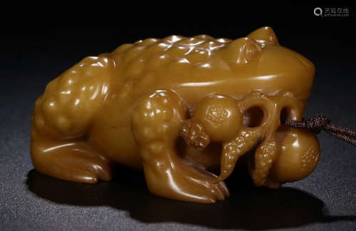 A YELLOW JADE TOAD SHAPED ORNAMENT