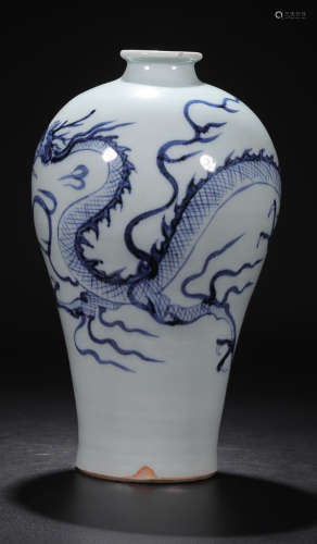 A BLUE AND WHITE MEIPING  DRAGON PATTERN DECORATED VASE