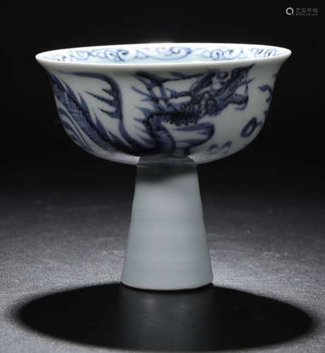 A BLUE AND WHITE  DARGON PATTERN  PAINTED CUP