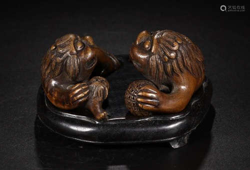 A PAIR OF BAMBOO LIONS CARVED  ORNAMENTS