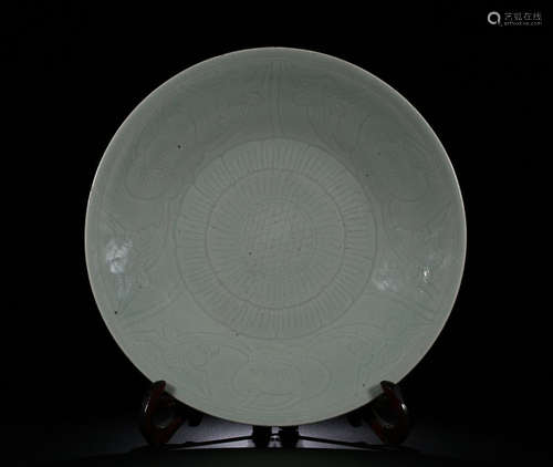 A LONGQUAN YAO  FLOWER PATTERN PLATE