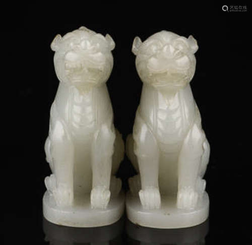 A PAIR OF HETIAN JADE LION SHPAED ORNAMENTS