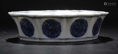 A BLUE&WHITE FLOWER PATTERN BRUSH WASHER