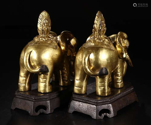 A PAIR OF GILT BRONZE ELEPHANT SHAPED ORNAMENT