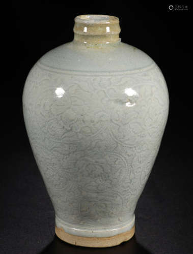 A BLUE AND WHITE  FLOWER PATTERN MEIPING VASE