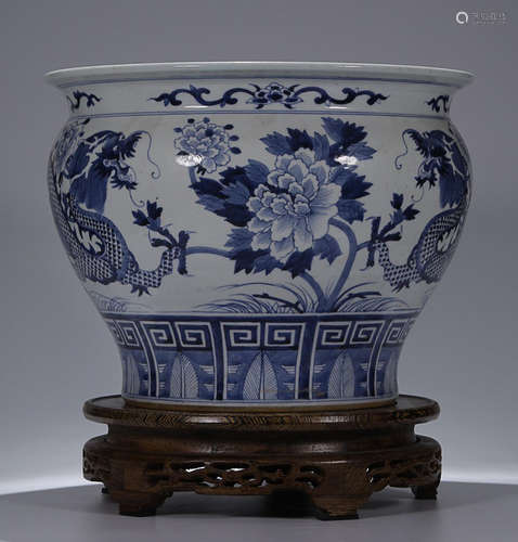 A BLUE AND WHITE BRUSH WASHER WITH PEONY AND DRAGON PATTERN