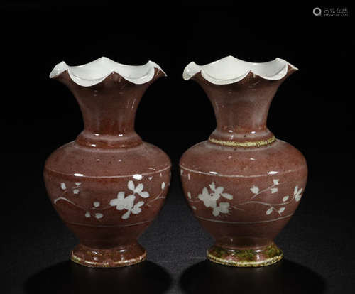 A PAIR OF RED GLAZE VASE