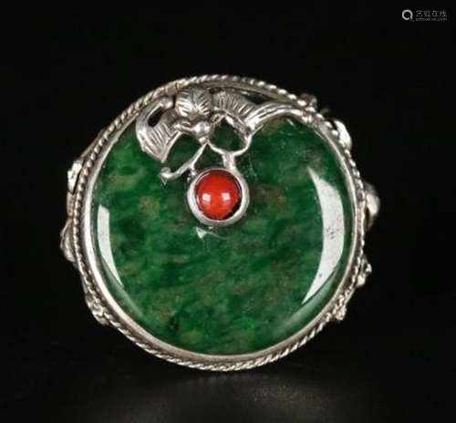 A JADEITE EMBEDDED SILVER RING