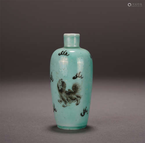 CHINESE PORCELAIN GREEN GLAZE LION SNUFF BOTTLE